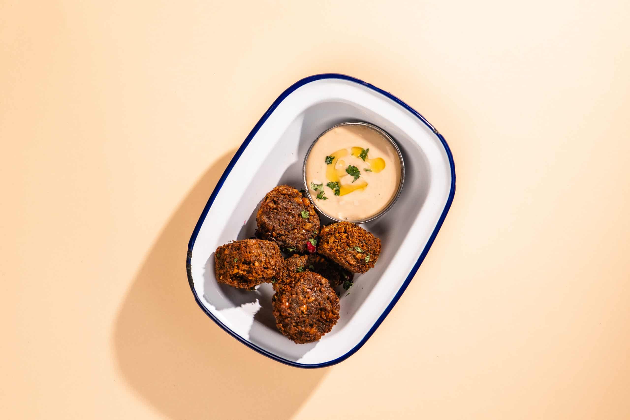 Falafel op eigen receptuur Sababa Amsterdam en Den Haag vijf stuks knapperige falafel met tahini dip