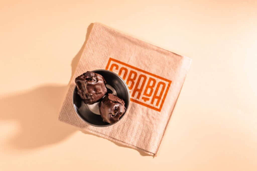 Dadelbonbon Sababa Amsterdam, huisgemaakte dadel met koekcrunch en zeezout