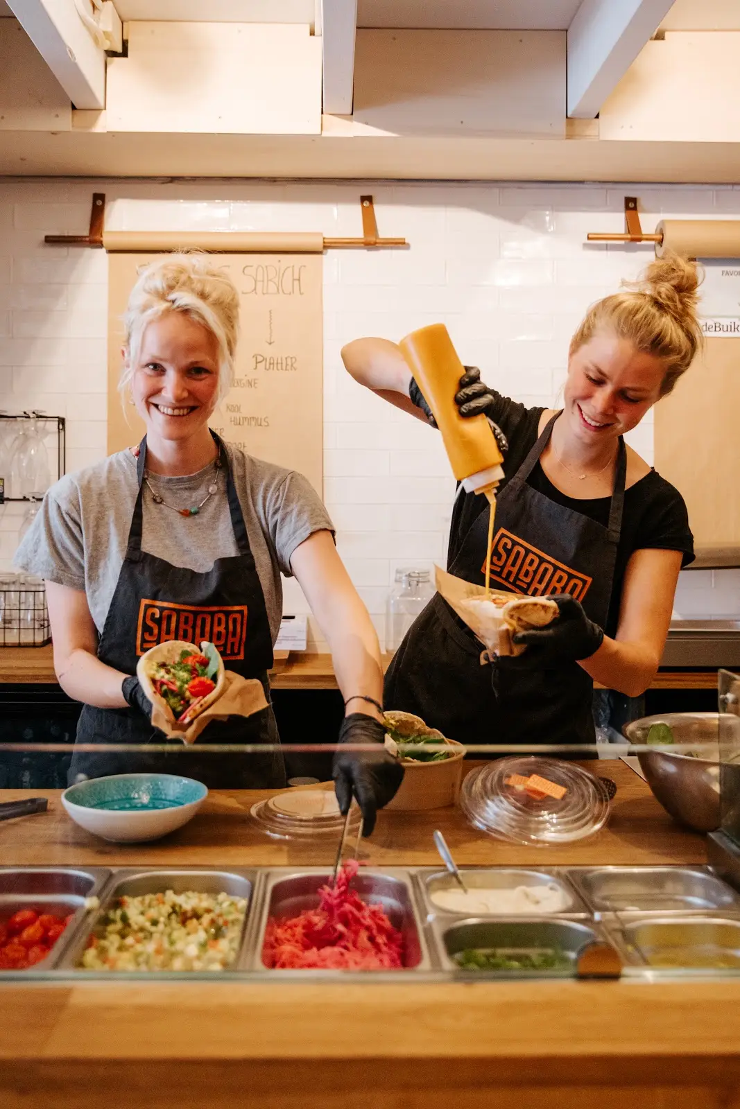 Pita’s bereiden in de keuken van Sababa